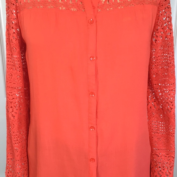 NWT Flowing Blouse with Lace sleeves/trim - Picture 5 of 11